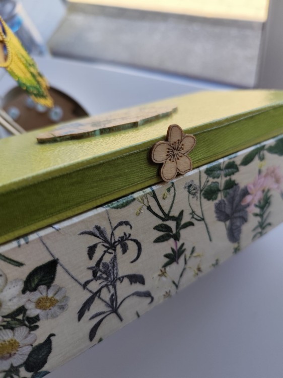 Drewniana szkatułka z motywem kwiatowym - widok od przodu