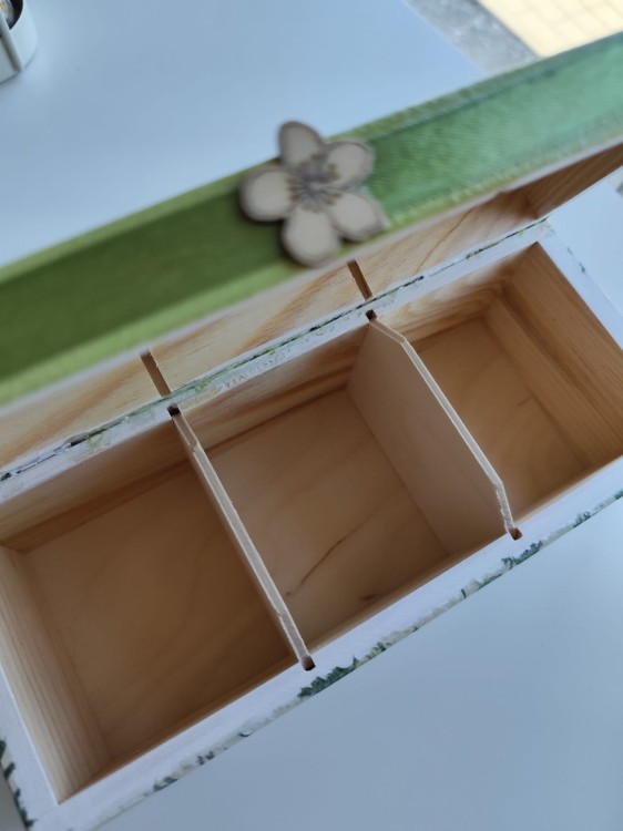 Drewniana szkatułka z motywem kwiatowym - widok na wnętrze