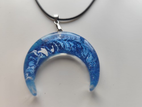 Unikalna zawieszka z błękitnej żywicy z wzorem w stylu morskich fal - widok zbliżony