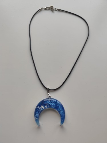 Unikalna zawieszka z błękitnej żywicy z wzorem w stylu morskich fal na czarnym sznurku jubilerskim