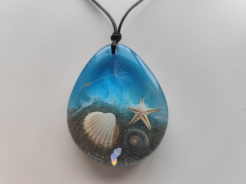 Zawieszka z muszlami w błękitnej żywicy - widok zbliżony