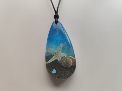 Zawieszka z muszlami w błękitnej żywicy - widok zbliżony