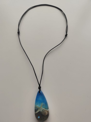 Zawieszka z muszlami w błękitnej żywicy na czarnym sznurku jubilerskim
