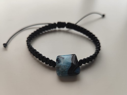 Bransoletka z kamieniem agatu w odcieniach czerni i błękitu - widok od przodu