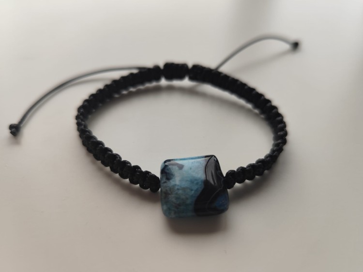 Bransoletka z kamieniem agatu w odcieniach czerni i błękitu - widok od przodu