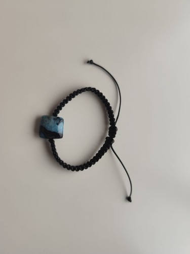 Bransoletka z kamieniem agatu w odcieniach czerni i błękitu - widok od góry