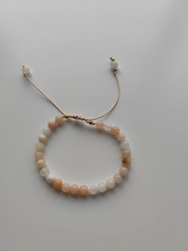 Bransoletka z kamieni agatu w odcieniach brzoskwini oraz bieli - widok od góry