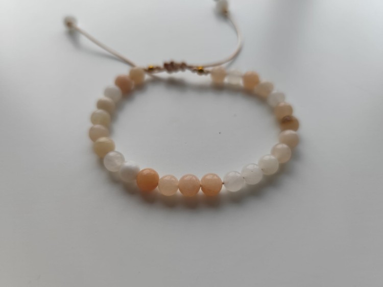 Bransoletka z kamieni agatu w odcieniach brzoskwini oraz bieli - widok od przodu