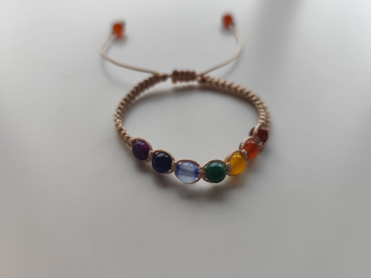 Bransoletka z kamieni agatu w kolorach siedmiu czakr - widok od przodu