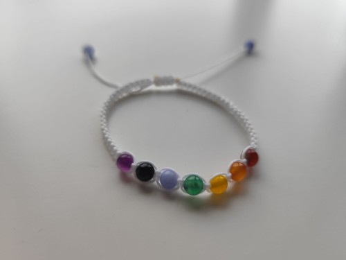 Bransoletki z kamieni agatu w kolorach siedmiu czakr - widok od przodu