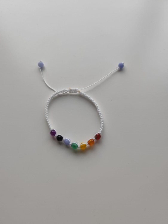 Bransoletki z kamieni agatu w kolorach siedmiu czakr - widok od góry