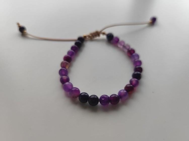 Bransoletka z kamieni agatu w odcieniach fioletu - widok od przodu