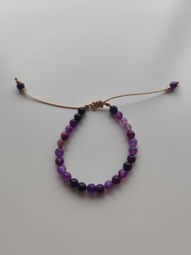 Bransoletka z kamieni agatu w odcieniach fioletu - widok od góry