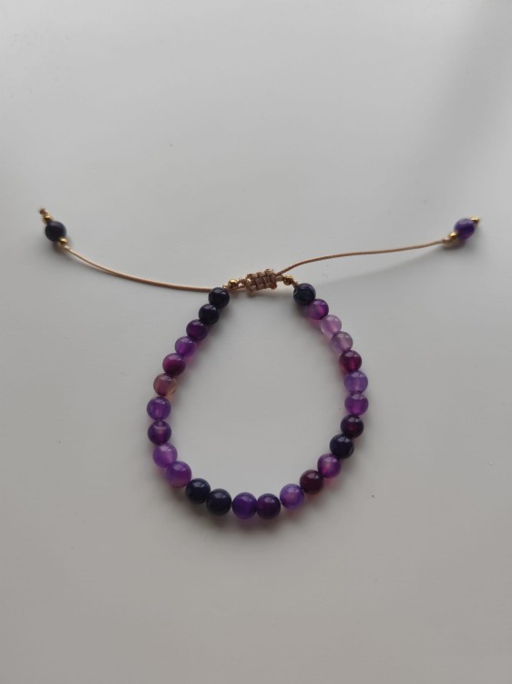 Bransoletka z kamieni agatu w odcieniach fioletu - widok od góry