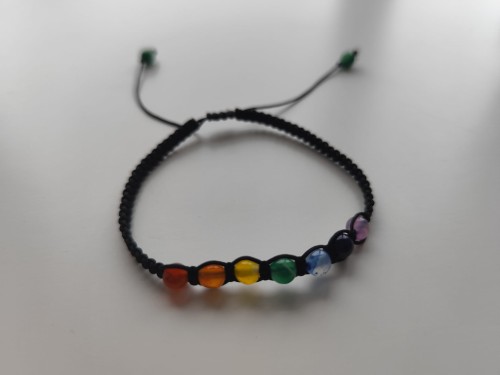 Bransoletka z kamieni agatu w kolorach siedmiu czakr - widok od przodu