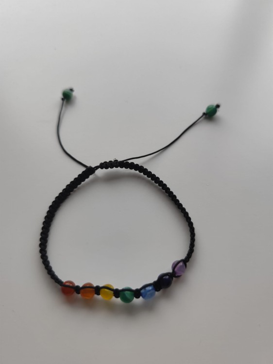 Bransoletka z kamieni agatu w kolorach siedmiu czakr - widok od góry