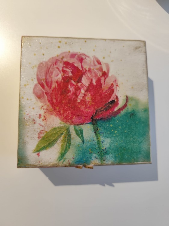 Ręcznie zdobiona drewniana szkatułka z motywem czerwonej piwonii - widok od góry