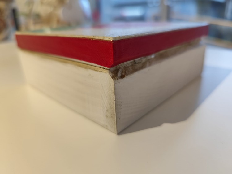 Ręcznie zdobiona drewniana szkatułka z motywem czerwonej piwonii - widok od boku