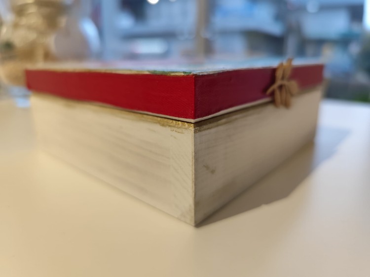 Ręcznie zdobiona drewniana szkatułka z motywem czerwonej piwonii - widok od boku