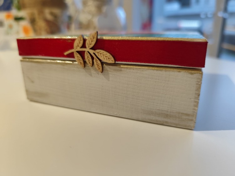 Ręcznie zdobiona drewniana szkatułka z motywem czerwonej piwonii - widok od boku