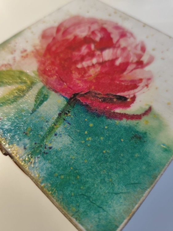 Ręcznie zdobiona drewniana szkatułka z motywem czerwonej piwonii - widok pod kątem