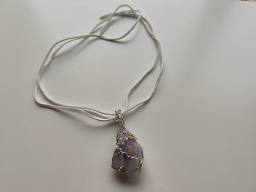 Ręcznie wykonany wisiorek z naturalnego ametystu, misternie opleciony drutem miedzianym pokrytym srebrem - widok na cały naszyjnik.