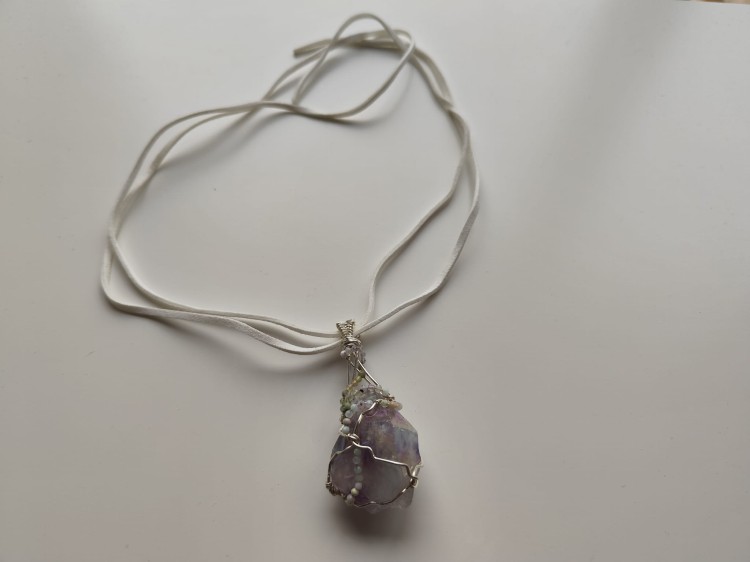 Ręcznie wykonany wisiorek z naturalnego ametystu, misternie opleciony drutem miedzianym pokrytym srebrem - widok na cały naszyjnik.