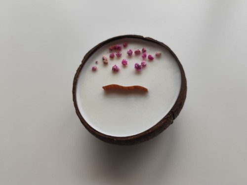 świeca sojowa w łupinie kokosa dekor 1 - widok z góry