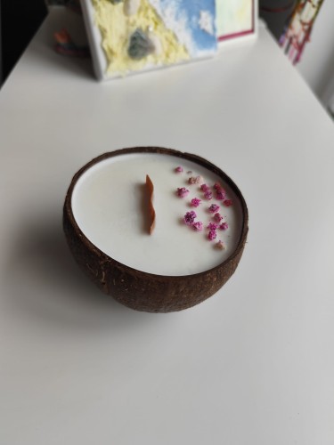 świeca sojowa w łupinie kokosa - widok pod kątem