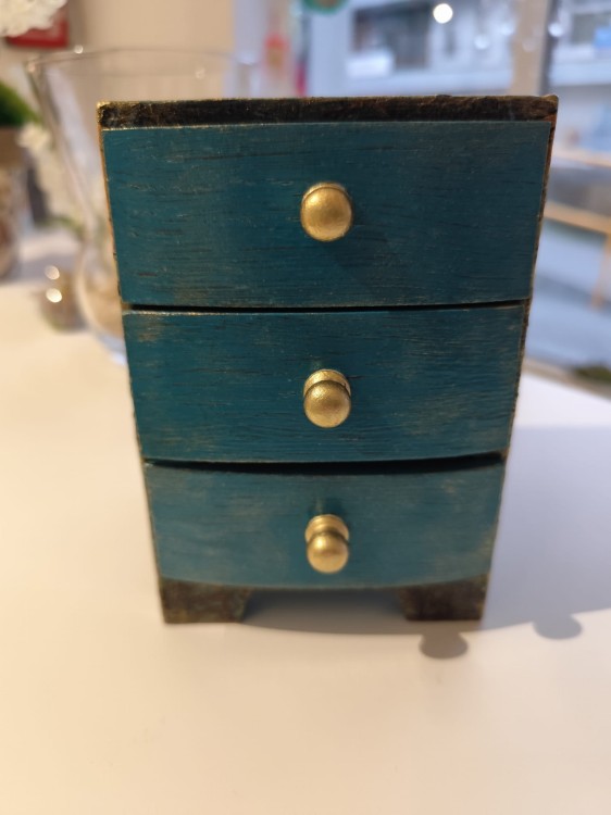 Ręcznie zdobiona drewniana komódka z motywem tygrysów - widok od przodu