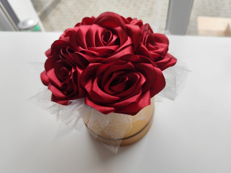 box sześciu róż z czerwonych tasiemek - widok z góry