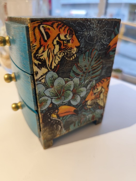 Ręcznie zdobiona drewniana komódka z motywem tygrysów - widok od boku