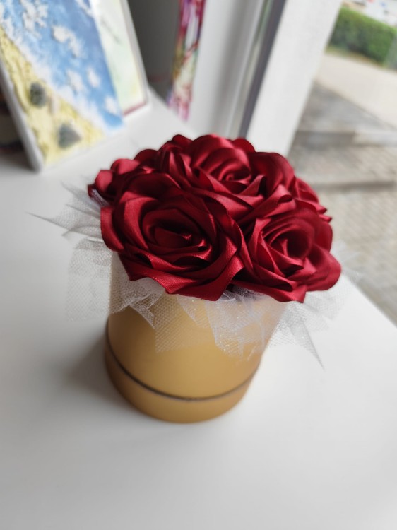 box sześciu róż z czerwonych tasiemek - widok pod kątem