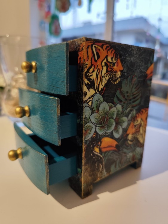 Ręcznie zdobiona drewniana komódka z motywem tygrysów - widok od boku