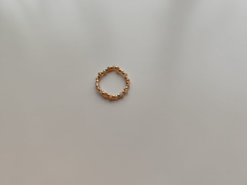 Pierścionek z kamieni w odcieniach beżu i pomarańczy oraz złotych koralików TOHO - widok z góry