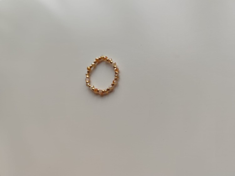 Pierścionek z kamieni w odcieniach beżu i pomarańczy oraz złotych koralików TOHO - widok pod kątem