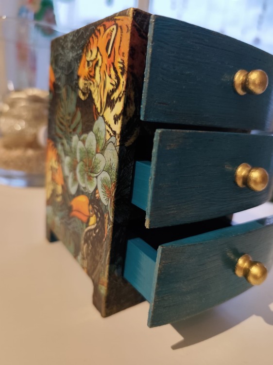 Ręcznie zdobiona drewniana komódka z motywem tygrysów - widok od boku