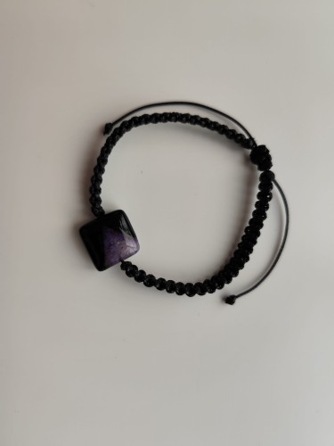 Bransoletka z kamieniem agatu w odcieniach czerni i granatu na czarnym sznurku - widok z góry