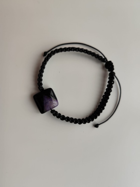 Bransoletka z kamieniem agatu w odcieniach czerni i granatu na czarnym sznurku - widok z góry
