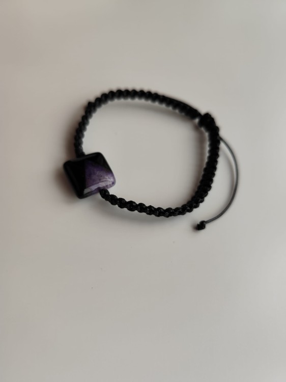 Bransoletka z kamieniem agatu w odcieniach czerni i granatu na czarnym sznurku - widok pod kątem
