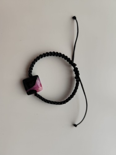 Bransoletka z kamieniem agatu w odcieniach czerni i różu na czarnym sznurku - widok z góry