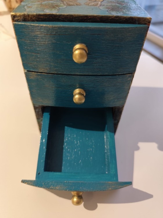 Ręcznie zdobiona drewniana komódka z motywem tygrysów - widok na wnętrze