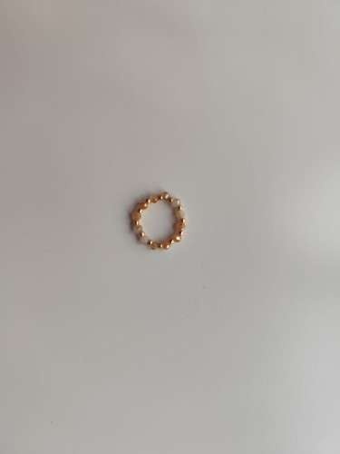 Pierścionek z kamieni w odcieniach bieli i pomarańczy oraz złotych koralików TOHO - widok z góry