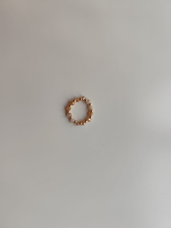 Pierścionek z kamieni w odcieniach bieli i pomarańczy oraz złotych koralików TOHO - widok z góry