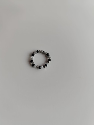 Pierścionek z bezbarwnych i ciemnych kamieni - widok pod kątem