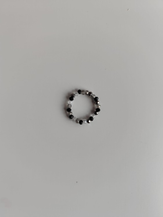 Pierścionek z bezbarwnych i ciemnych kamieni - widok z góry