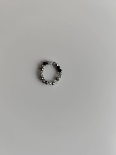 Pierścionek z przezroczystych, srebrnych i czarnych kamieni - widok z góry