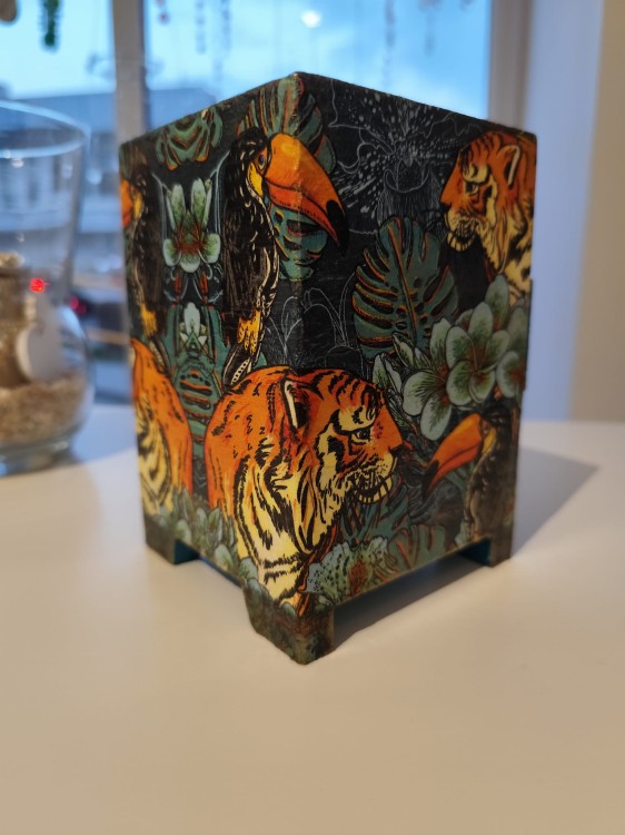 Ręcznie zdobiona drewniana komódka z motywem tygrysów - widok od boku