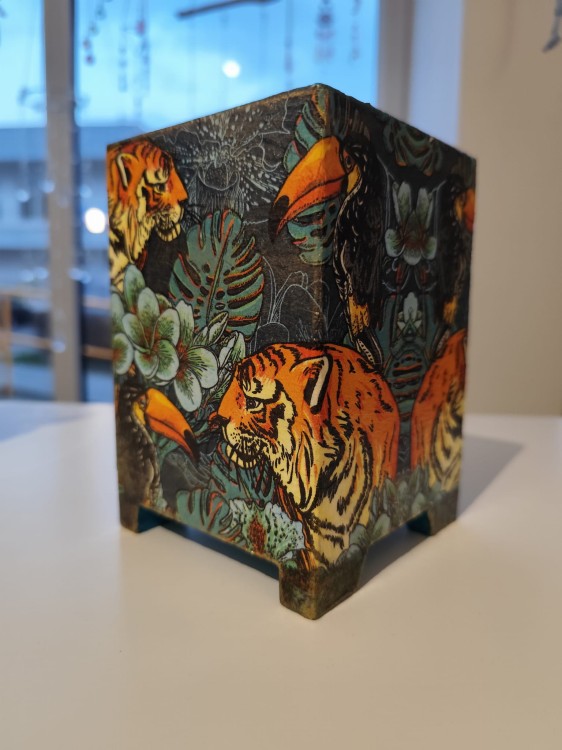 Ręcznie zdobiona drewniana komódka z motywem tygrysów - widok od boku