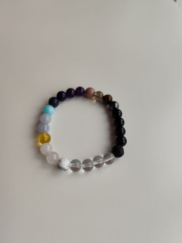 Bransoletka z kamieni - Tygrysie oko, lava, kwarc różowy, lapis lazuli, kryształ, ametyst, obsydian, hematyt i lepidolit - widok pod kątem